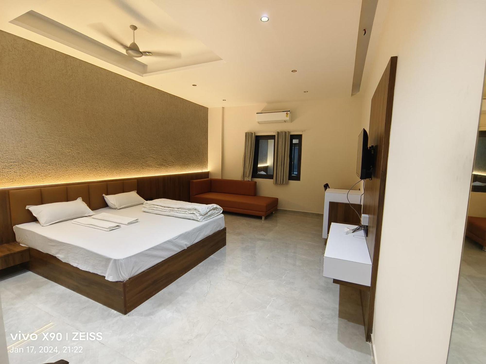 Hotel The Grand Khodiyar Visnagar Bagian luar foto