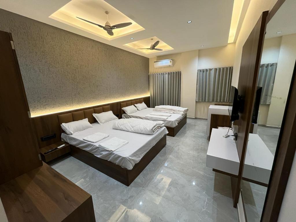 Hotel The Grand Khodiyar Visnagar Bagian luar foto