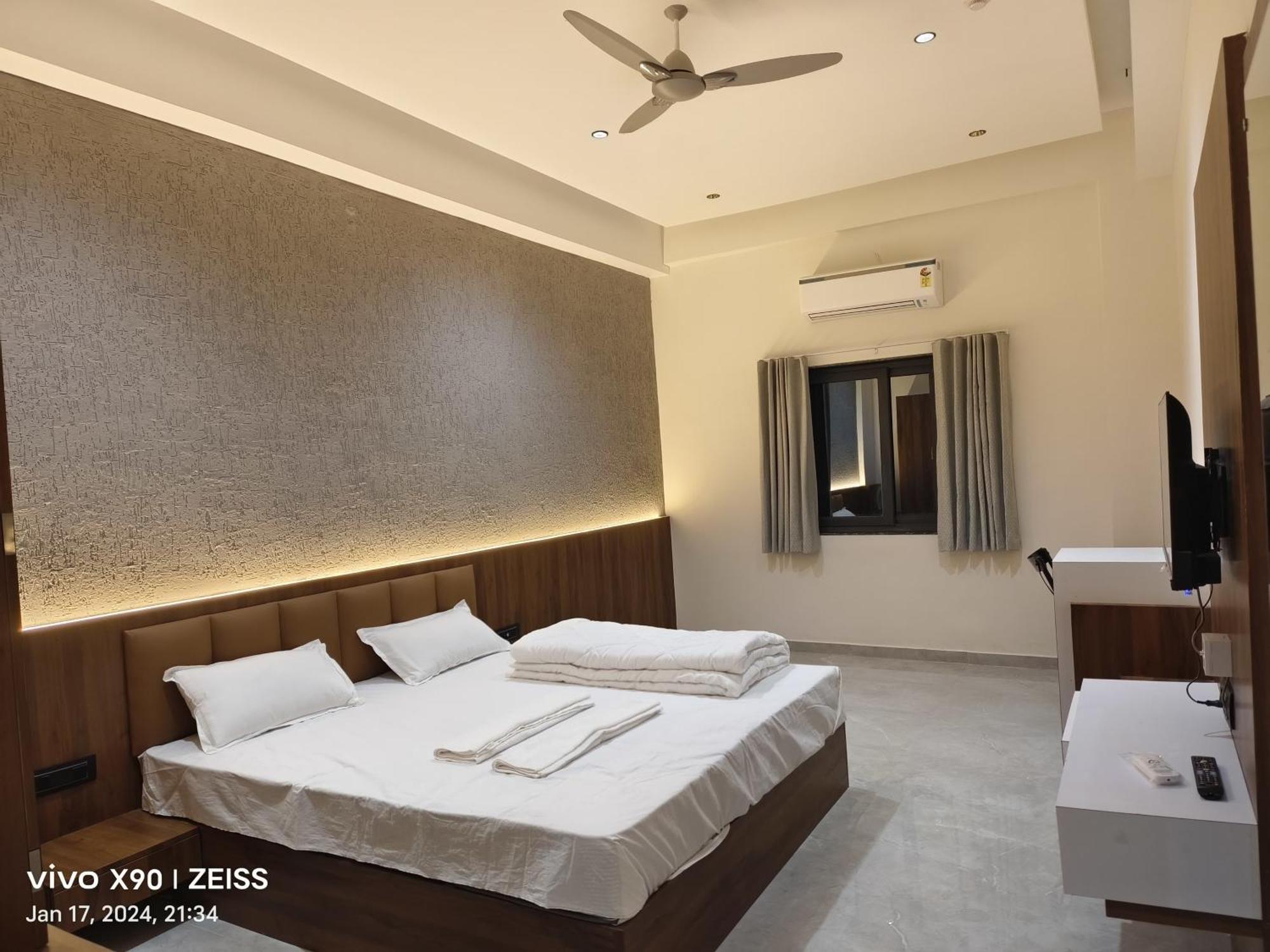 Hotel The Grand Khodiyar Visnagar Bagian luar foto
