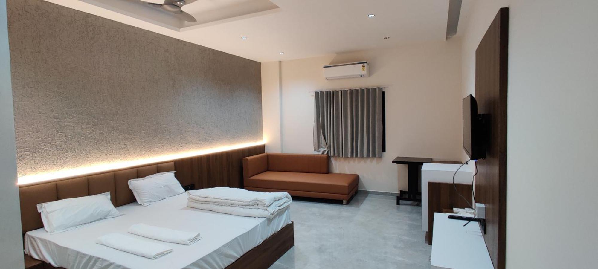 Hotel The Grand Khodiyar Visnagar Bagian luar foto