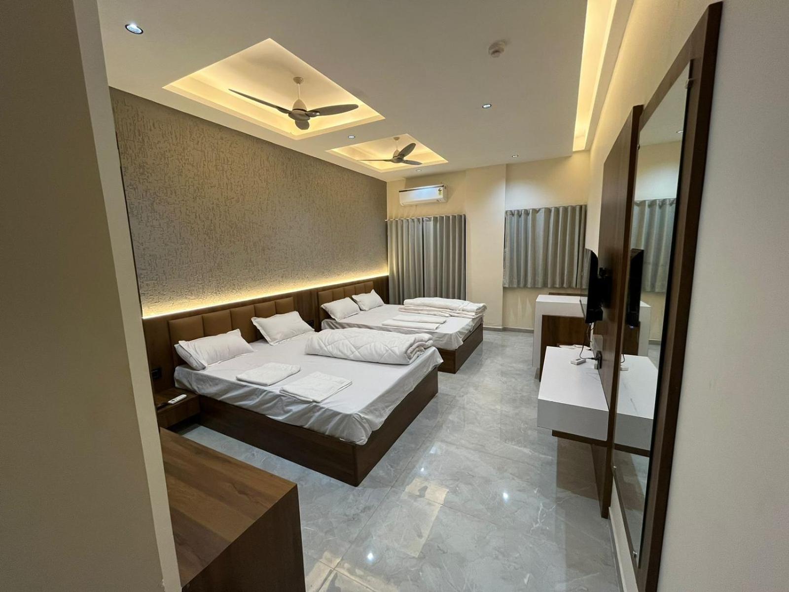Hotel The Grand Khodiyar Visnagar Bagian luar foto