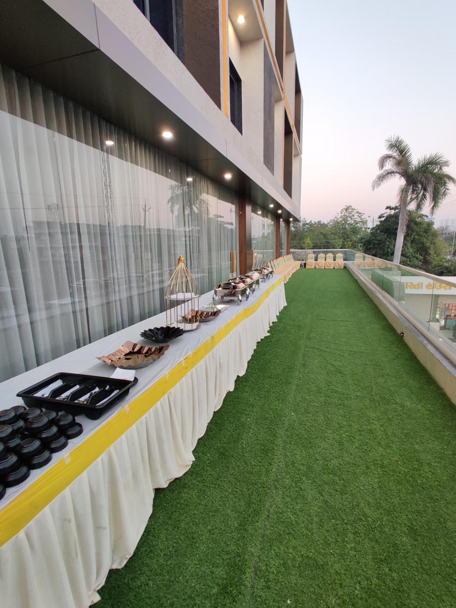 Hotel The Grand Khodiyar Visnagar Bagian luar foto